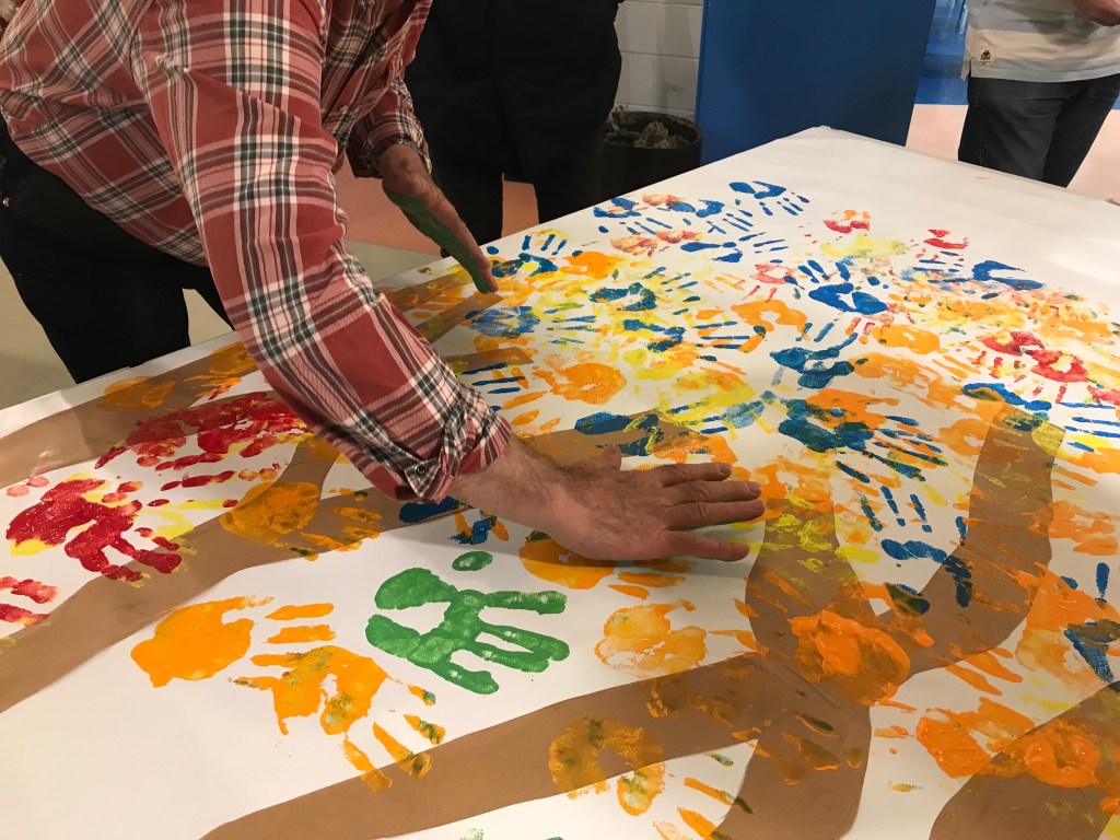 Atelier de peinture à la main avec de la gouache sur un grand panneau de papier blanc.